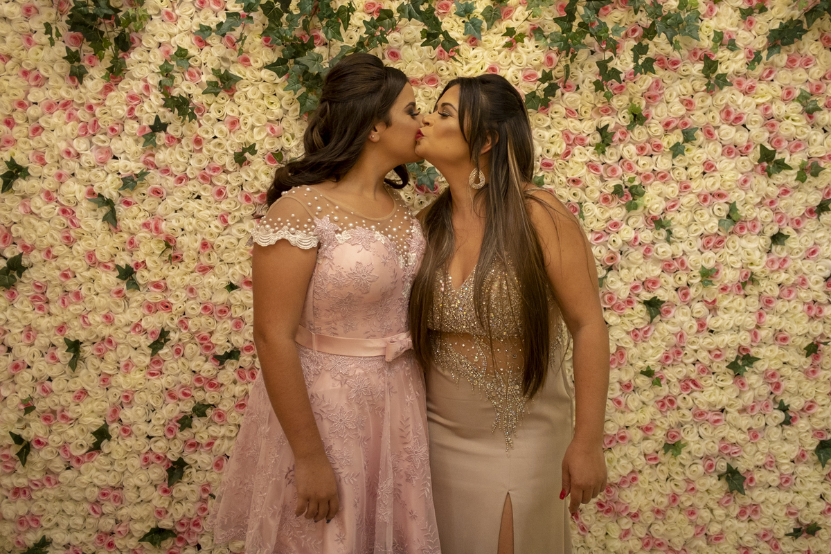 Looks mãe e filha festa de 15 anos:
Filme de Festa de 15 Anos Giovanna, realizado no Salão de Festas Flamingo na Cidade de Poá - SP, Fotografia de 15 anos feita pelo fotografo Daniel Moura  especialista em Debutantes, Decoração de luxo, Festa de 15 anos