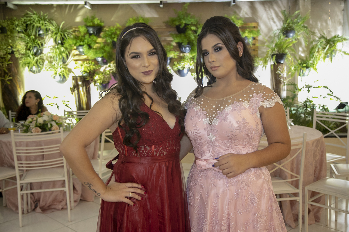 Looks mãe e filha festa de 15 anos:
Filme de Festa de 15 Anos Giovanna, realizado no Salão de Festas Flamingo na Cidade de Poá - SP, Fotografia de 15 anos feita pelo fotografo Daniel Moura  especialista em Debutantes, Decoração de luxo, Festa de 15 anos