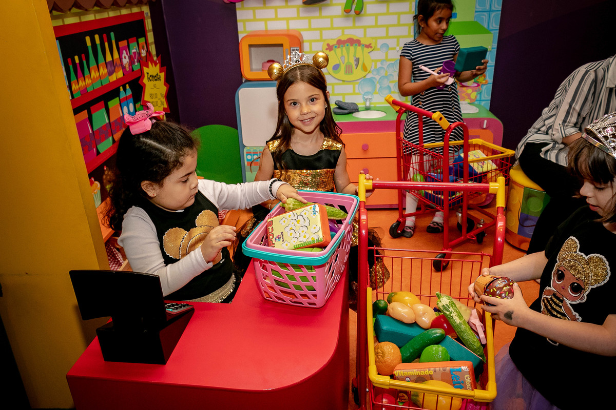Festa infantil com o tema das bonecas LOL no salão de festas Casa X buffet infantil, que contou com os fotógrafos Daniel Moura e Patty Moura da Clique a Dois fotografia