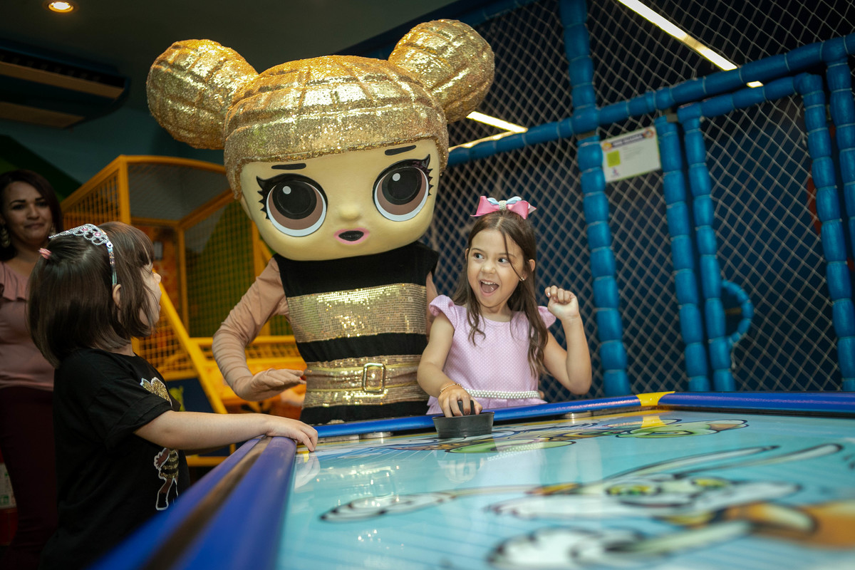 Festa infantil com o tema das bonecas LOL no salão de festas Casa X buffet infantil, que contou com os fotógrafos Daniel Moura e Patty Moura da Clique a Dois fotografia, festa de luxo.