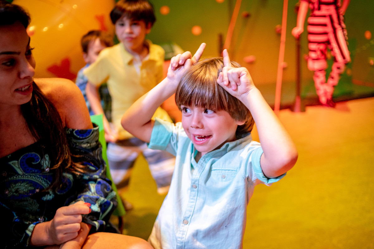 Festa infantil com o tema das bonecas LOL no salão de festas Casa X buffet infantil, que contou com os fotógrafos Daniel Moura e Patty Moura da Clique a Dois fotografia, festa de luxo.
Crianças divertidas