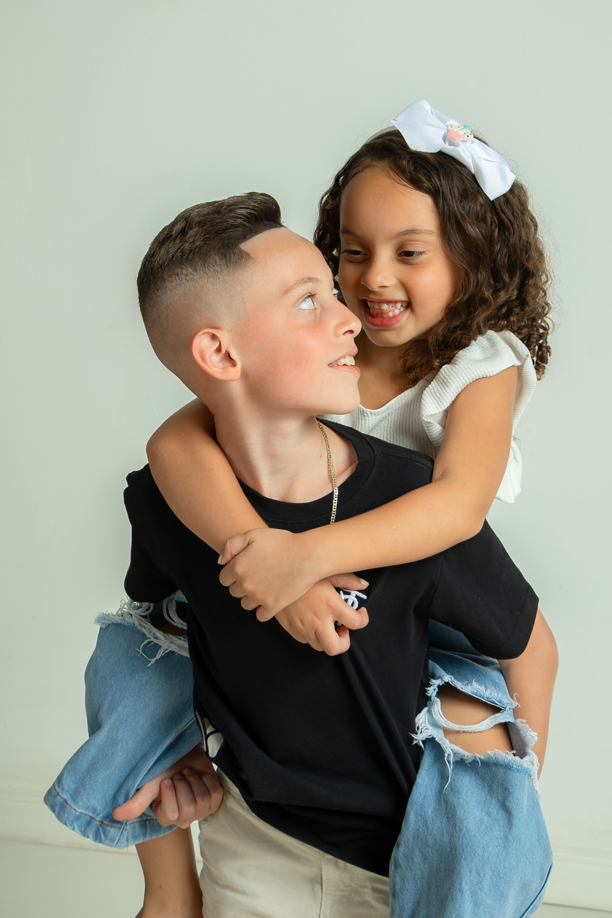 Ensaio Fotográfico: Ensaio de familia, Capturando Emoções Únicas
Imagens incríveis de ensaios de casal, debutante e família, em estúdio e cenários ao ar livre. Retratos cheios de estilo, emoção e autenticidade para eternizar momentos especiais.
