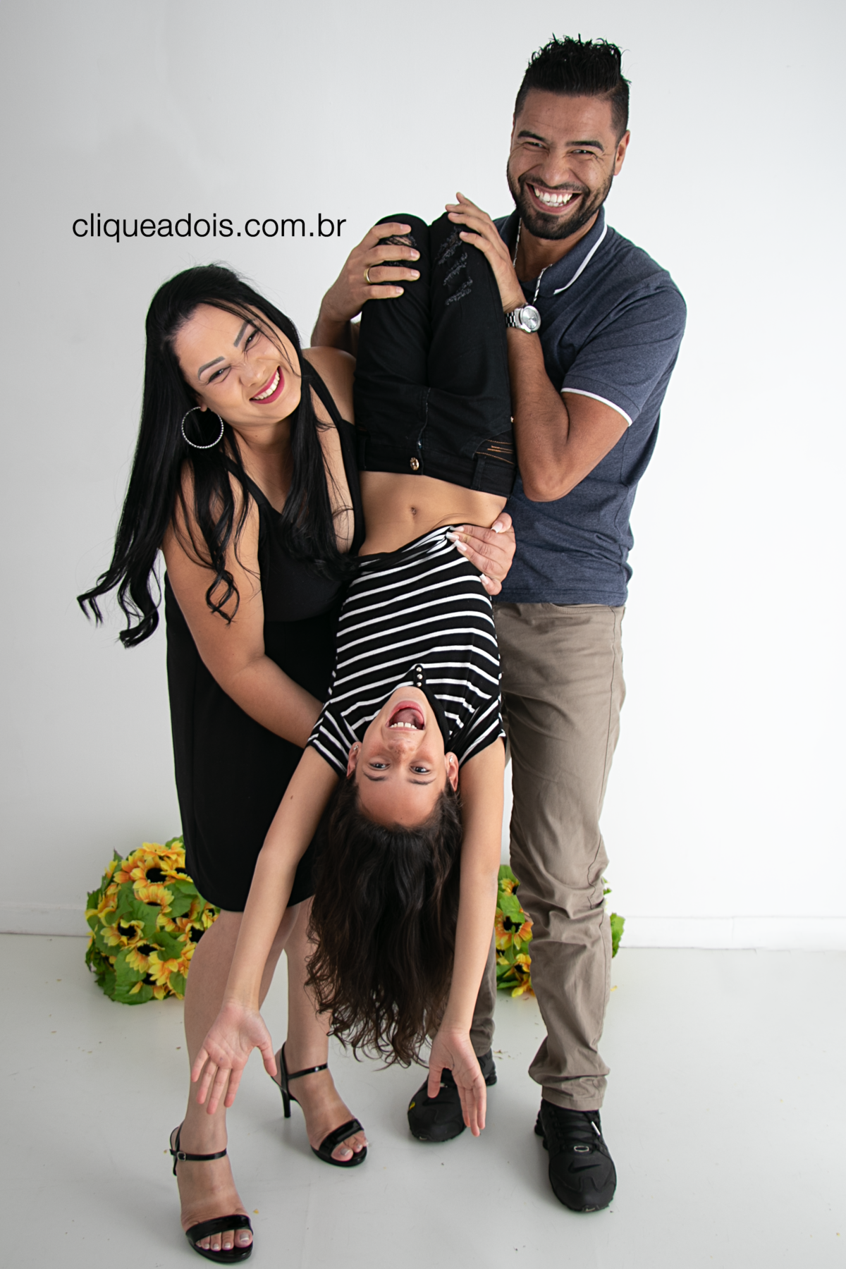 Ensaio Fotográfico: Ensaio de familia, Capturando Emoções Únicas
Imagens incríveis de ensaios de casal, debutante e família, em estúdio e cenários ao ar livre. Retratos cheios de estilo, emoção e autenticidade para eternizar momentos especiais.