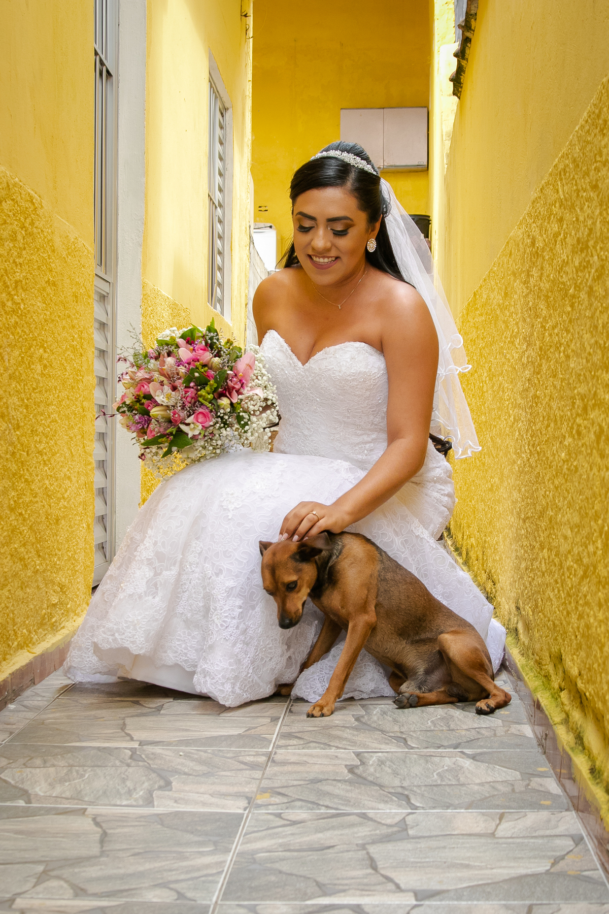 Casamento econômico, na cidade de Poá São Paulo, fotografo de casamento Daniel Moura e Patty Moura da Clique a Dois fotografia, Noiva com cachorro