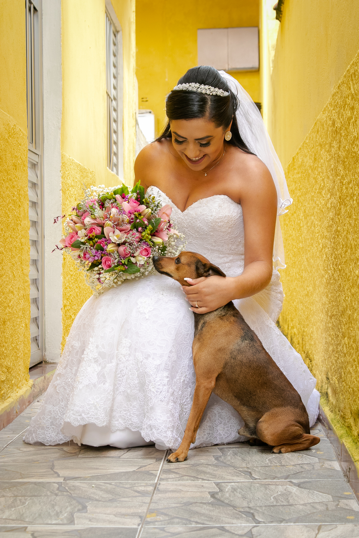 Casamento econômico, na cidade de Poá São Paulo, fotografo de casamento Daniel Moura e Patty Moura da Clique a Dois fotografia, Noiva com cachorro