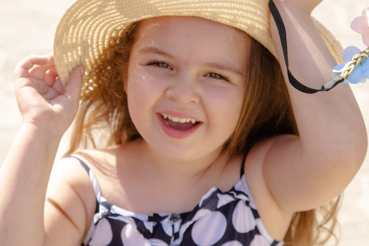 Ensaio de casal na praia de Riviera no litoral norte de são paulo, como o fotografo Daniel Moura da Clique a Dois fotografia, ensaio de casal comemorando bodas de casamento, junto a sua filha.
