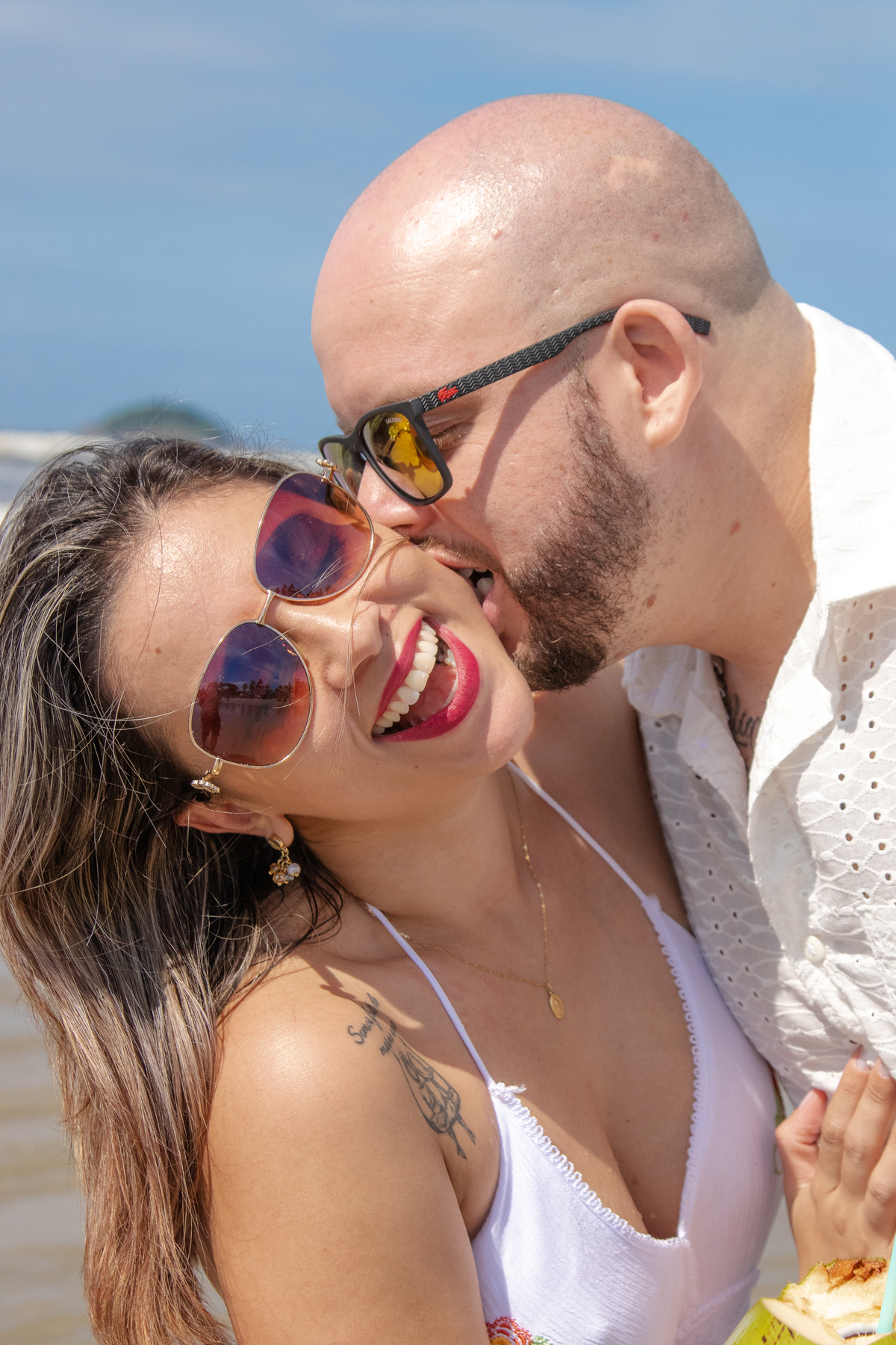 Ensaio de casal na praia de Riviera no litoral norte de são paulo, como o fotografo Daniel Moura da Clique a Dois fotografia, ensaio de casal comemorando bodas de casamento, junto a sua filha, ensaio de família
