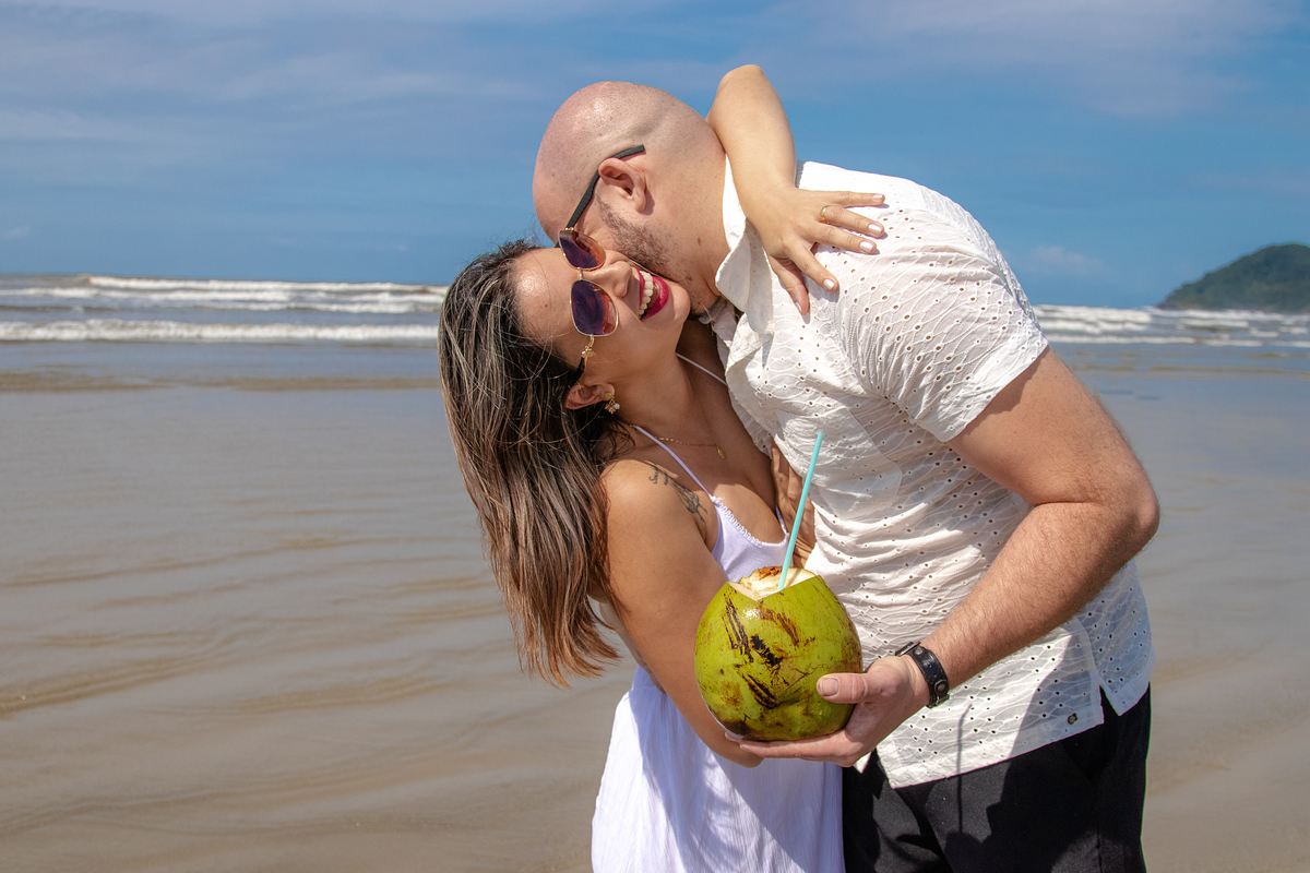 Ensaio de casal na praia de Riviera no litoral norte de são paulo, como o fotografo Daniel Moura da Clique a Dois fotografia, ensaio de casal comemorando bodas de casamento, junto a sua filha, ensaio de família