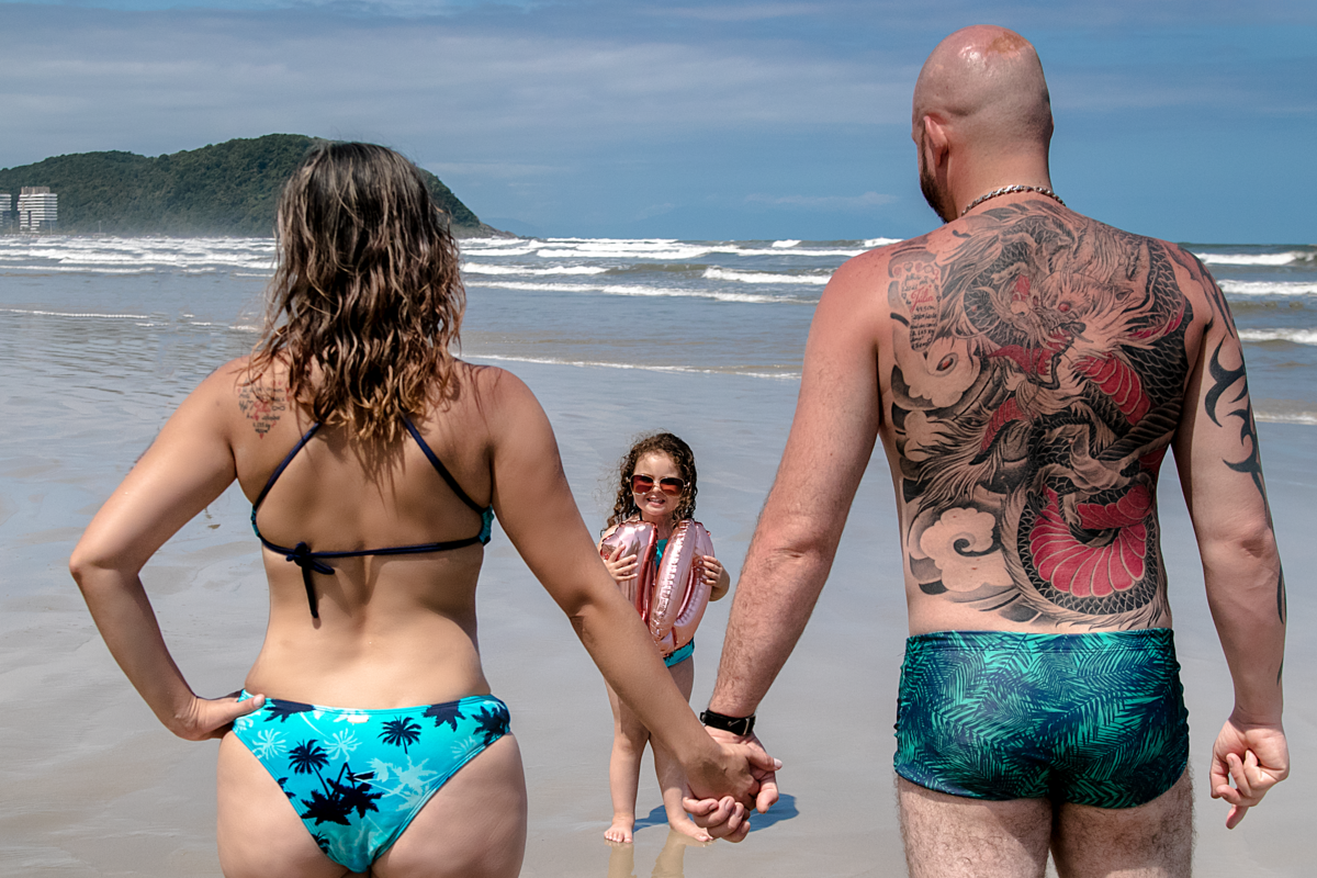 Ensaio de casal na praia de Riviera no litoral norte de são paulo, como o fotografo Daniel Moura da Clique a Dois fotografia, ensaio de casal comemorando bodas de casamento, junto a sua filha.