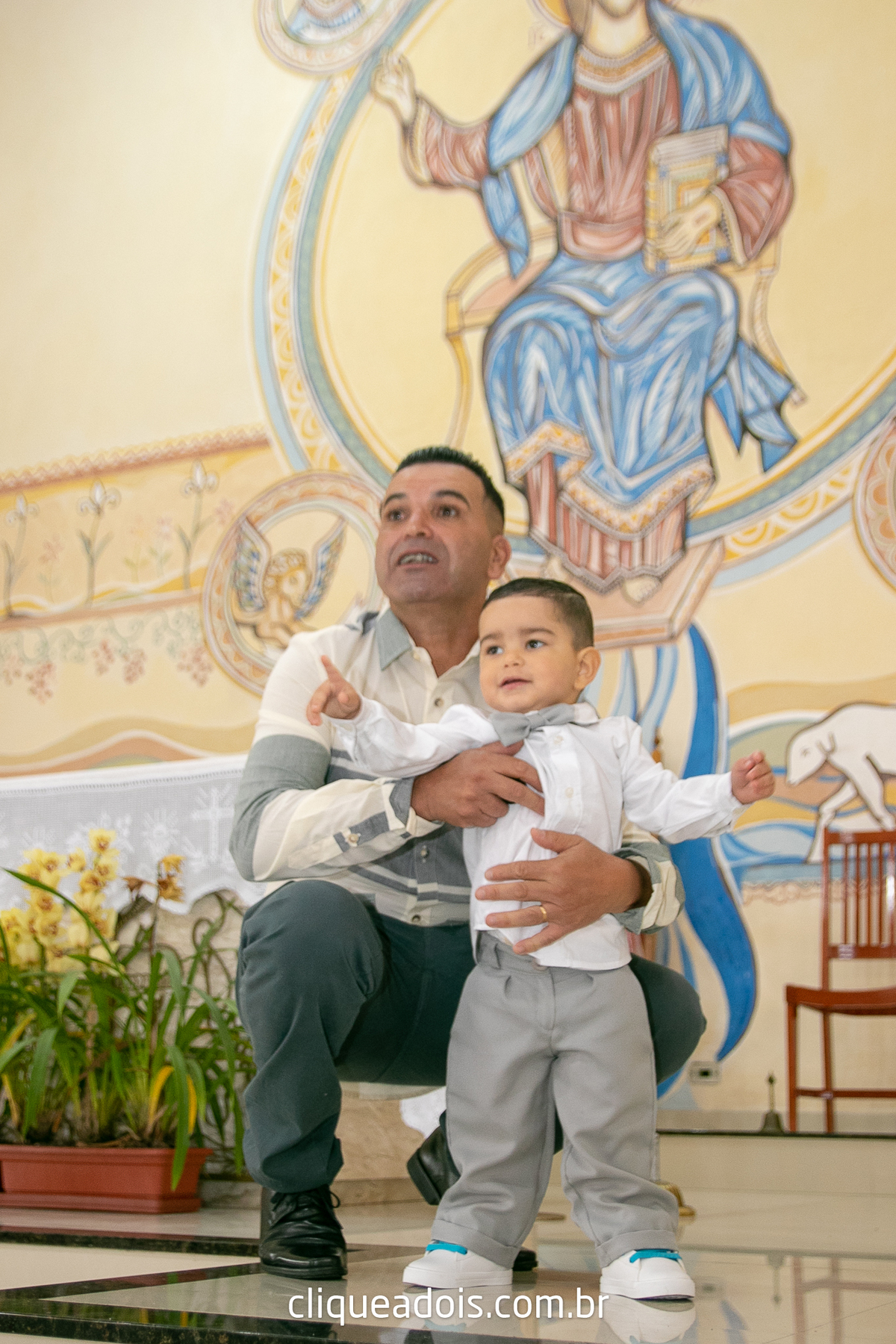 Fotografar batizados é sempre emocionante. Confira os melhores trabalhos com cerimônias de batismo do fotógrafo de famílias Daniel Moura, Batizado Paróquia Santa Cruz e Santa Margarida D'Youville