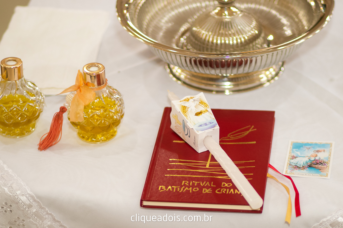 Fotografar batizados é sempre emocionante. Confira os melhores trabalhos com cerimônias de batismo do fotógrafo de famílias Daniel Moura, Batizado Paróquia Santa Cruz e Santa Margarida D'Youville
