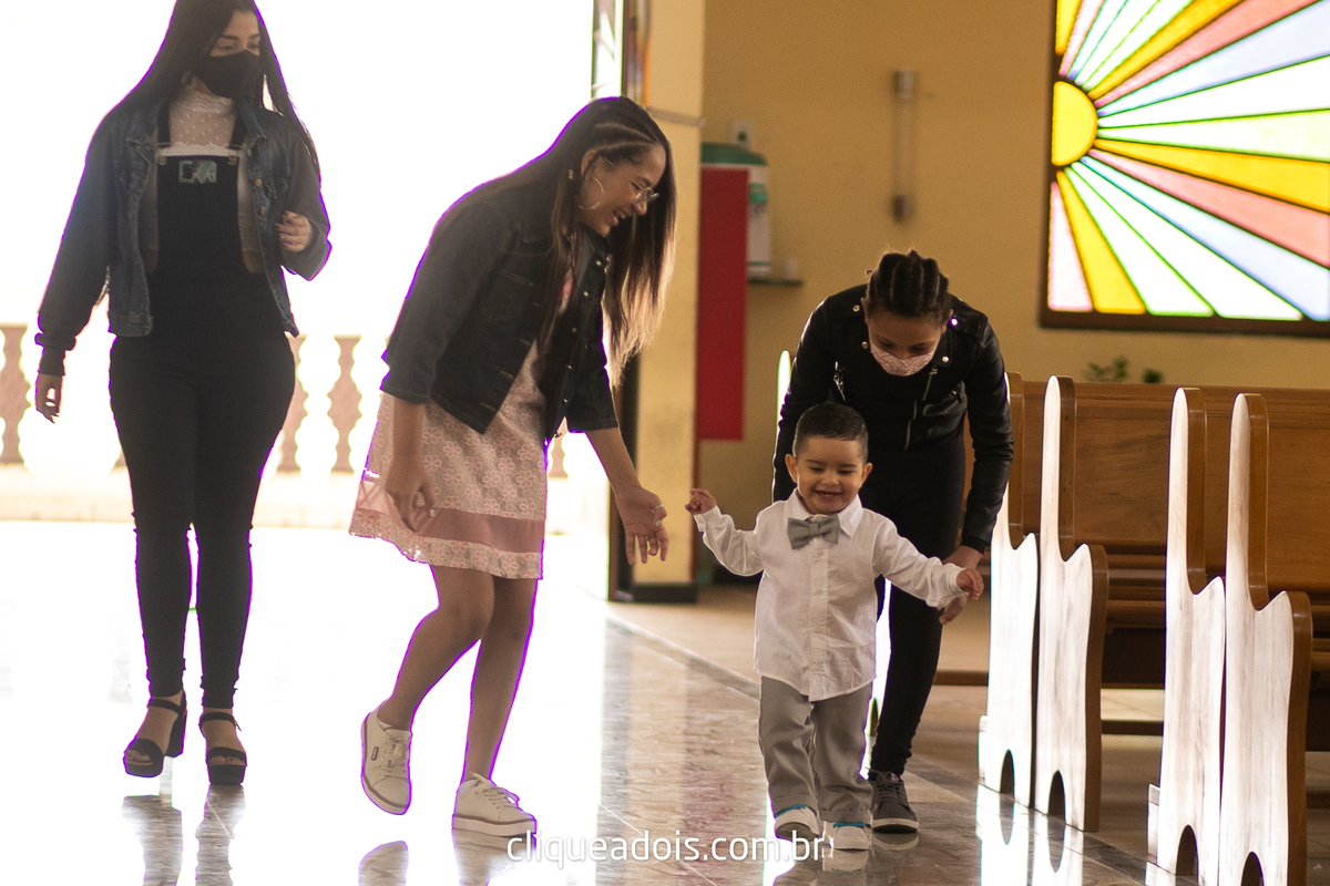 Fotografar batizados é sempre emocionante. Confira os melhores trabalhos com cerimônias de batismo do fotógrafo de famílias Daniel Moura, Batizado Paróquia Santa Cruz e Santa Margarida D'Youville