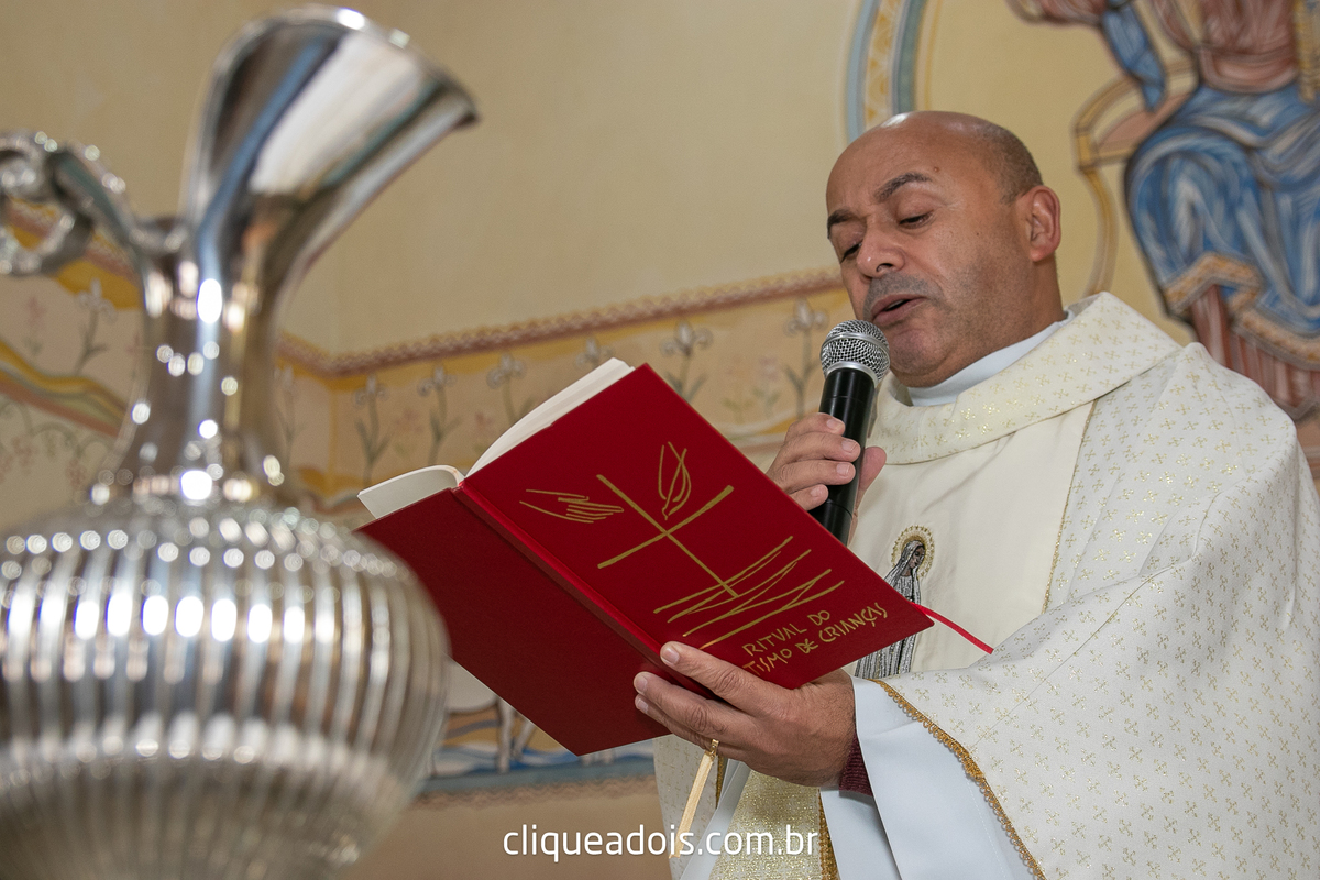 Fotografar batizados é sempre emocionante. Confira os melhores trabalhos com cerimônias de batismo do fotógrafo de famílias Daniel Moura, Batizado Paróquia Santa Cruz e Santa Margarida D'Youville