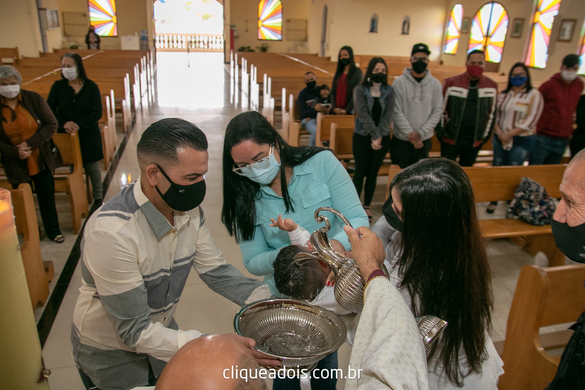 Fotografar batizados é sempre emocionante. Confira os melhores trabalhos com cerimônias de batismo do fotógrafo de famílias Daniel Moura, Batizado Paróquia Santa Cruz e Santa Margarida D'Youville