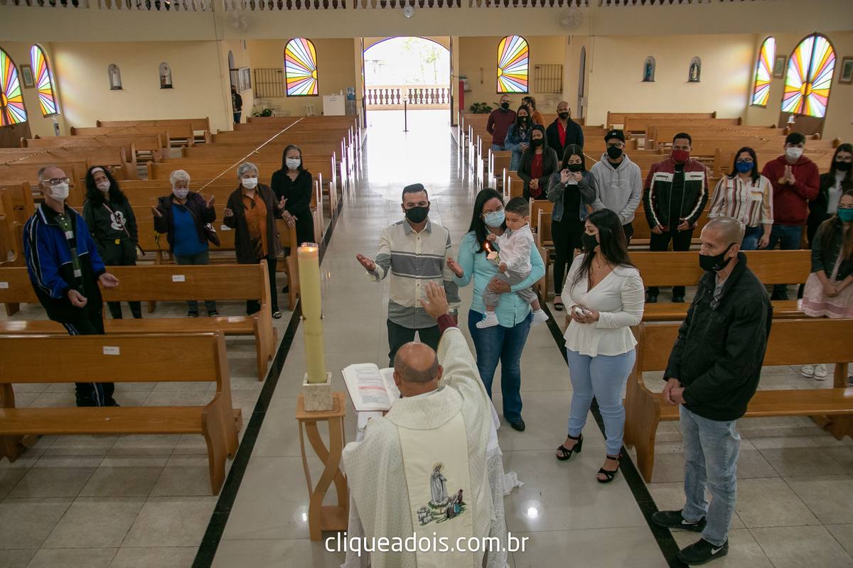Fotografar batizados é sempre emocionante. Confira os melhores trabalhos com cerimônias de batismo do fotógrafo de famílias Daniel Moura, Batizado Paróquia Santa Cruz e Santa Margarida D'Youville