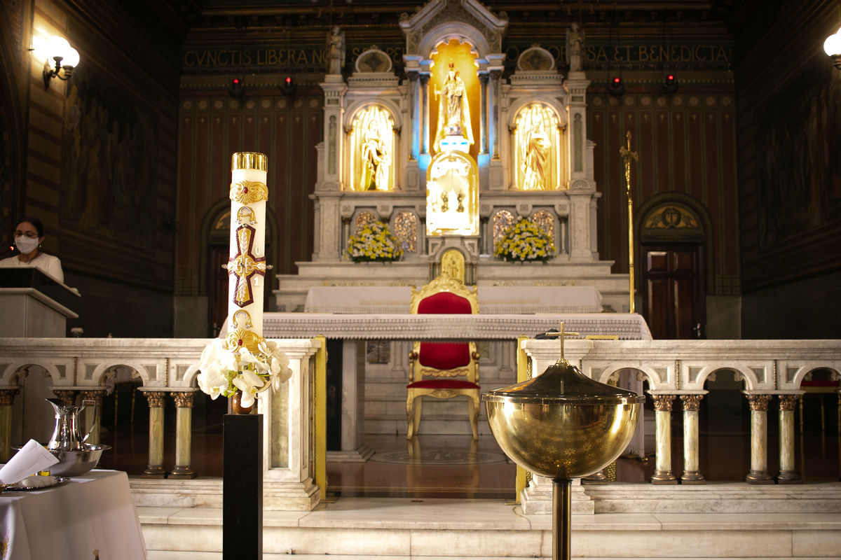 Fotografar batizados é sempre emocionante. Confira os melhores trabalhos com cerimônias de batismo do fotógrafo de famílias Daniel Moura, Batizado na Basílica de Nossa Senhora da Penha