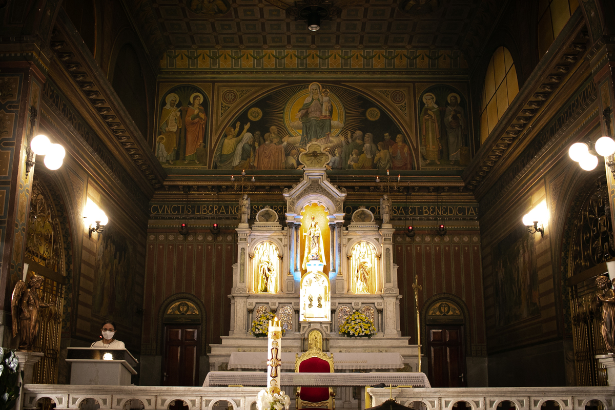 Fotografar batizados é sempre emocionante. Confira os melhores trabalhos com cerimônias de batismo do fotógrafo de famílias Daniel Moura, Batizado na Basílica de Nossa Senhora da Penha