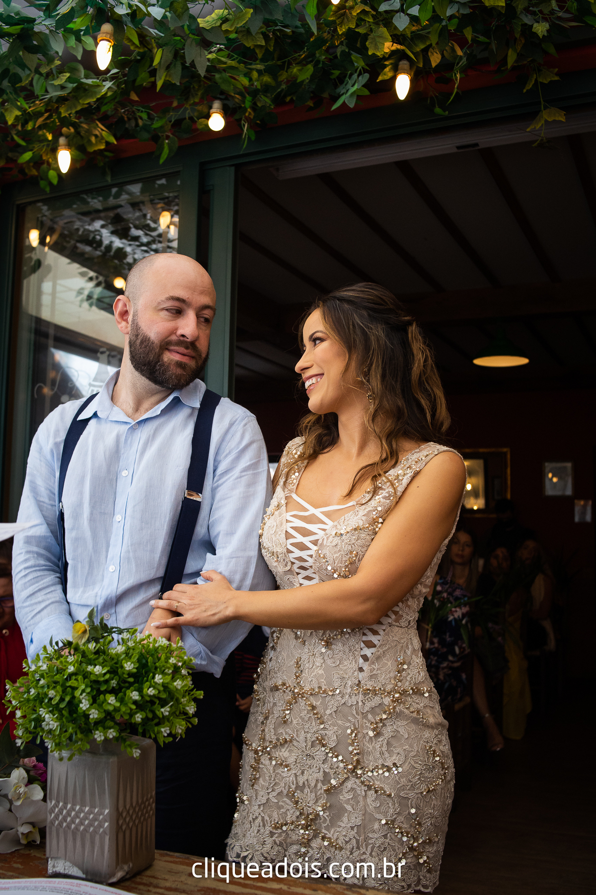 Vestido de noiva luxuoso, Infesta - La infesta 
Infesta (Buffet E Eventos)  - Tatuapé
Lugares para fazer um mini wedding em São Paulo, espaços menores e mais intimistas. Casamento sofisticado e muito elegante, fotografado por Daniel Moura e Clique a Dois.