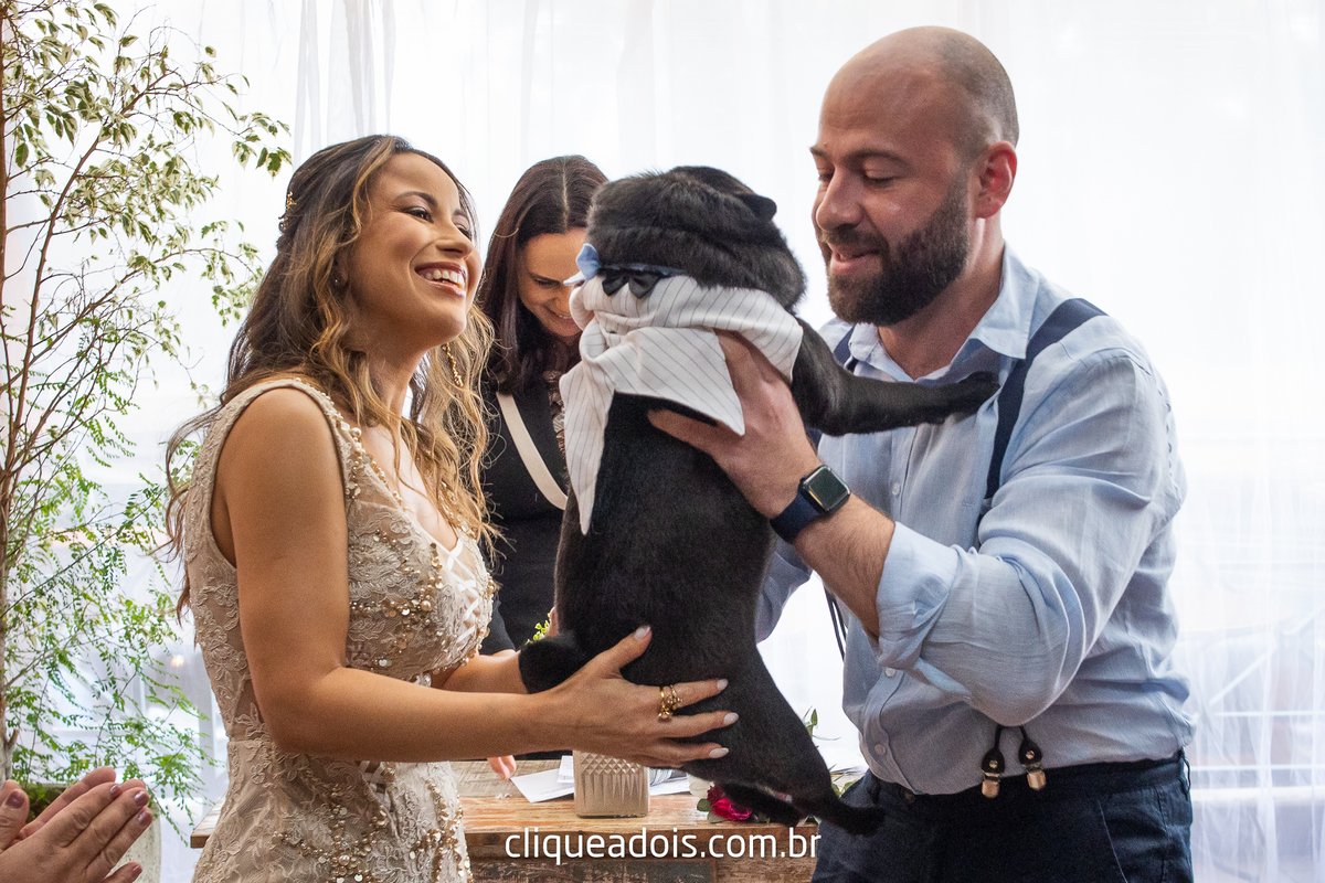 Pug levando a aliança em casamento, mini wedding no La Pergoletta - Tatuapé fotografado por Daniel Moura, Cachorro levando aliança.