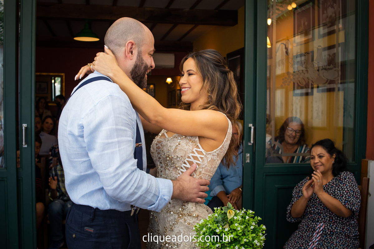 Vestido de noiva luxuoso, Infesta - La infesta 
Infesta (Buffet E Eventos)  - Tatuapé
Lugares para fazer um mini wedding em São Paulo, espaços menores e mais intimistas. Casamento sofisticado e muito elegante, fotografado por Daniel Moura e Clique a Dois.