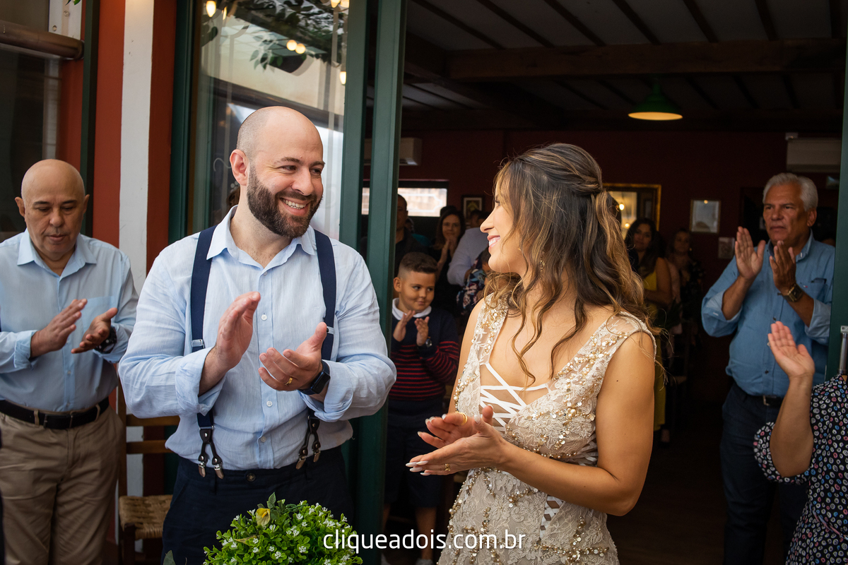 Vestido de noiva luxuoso, Infesta - La infesta 
Infesta (Buffet E Eventos)  - Tatuapé
Lugares para fazer um mini wedding em São Paulo, espaços menores e mais intimistas. Casamento sofisticado e muito elegante, fotografado por Daniel Moura e Clique a Dois.