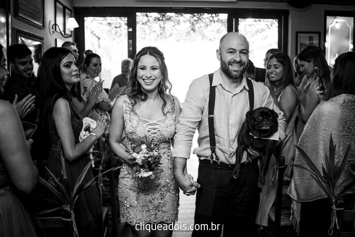 Pug levando a aliança em casamento, mini wedding no La Pergoletta - Tatuapé fotografado por Daniel Moura, Cachorro levando aliança.