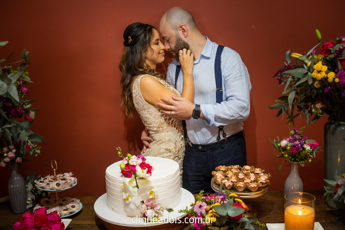 Vestido de noiva luxuoso, Infesta - La infesta 
Infesta (Buffet E Eventos)  - Tatuapé
Lugares para fazer um mini wedding em São Paulo, espaços menores e mais intimistas. Casamento sofisticado e muito elegante, fotografado por Daniel Moura e Clique a Dois.