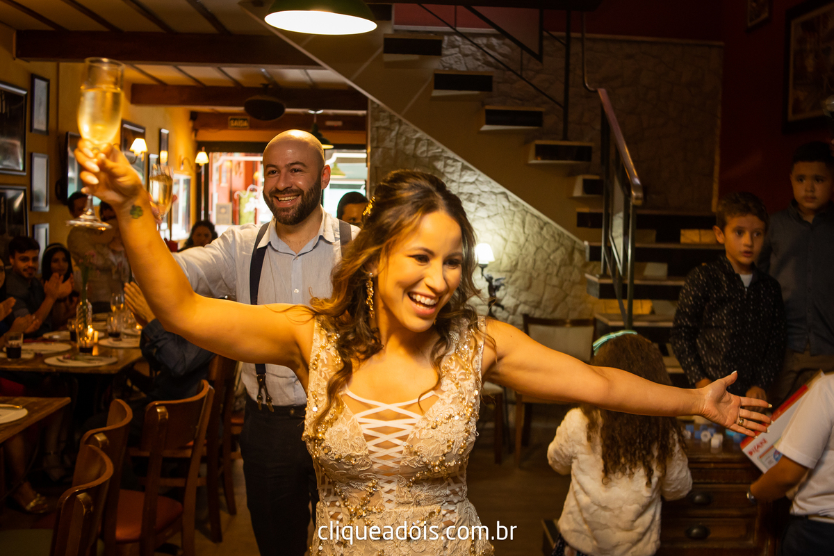 Vestido de noiva luxuoso, Infesta - La infesta 
Infesta (Buffet E Eventos)  - Tatuapé
Lugares para fazer um mini wedding em São Paulo, espaços menores e mais intimistas. Casamento sofisticado e muito elegante, fotografado por Daniel Moura e Clique a Dois.