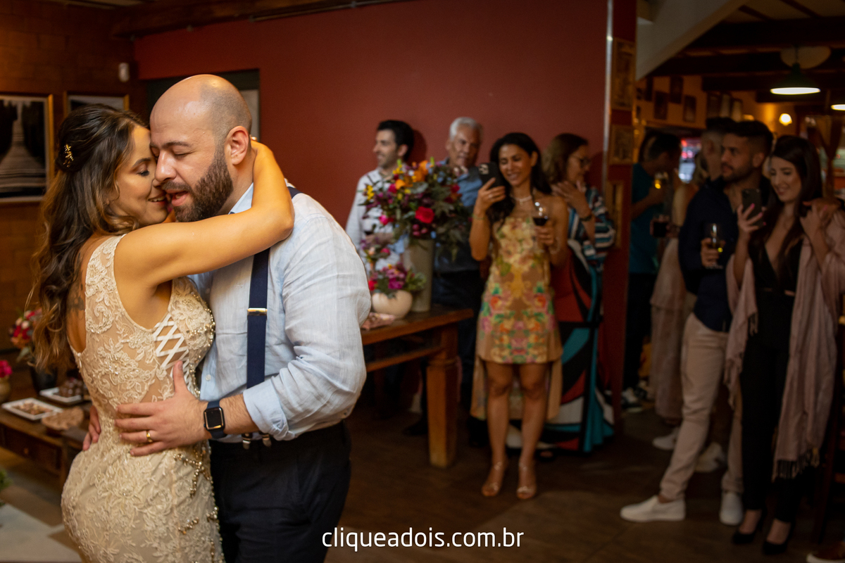 Vestido de noiva luxuoso, Infesta - La infesta 
Infesta (Buffet E Eventos)  - Tatuapé
Lugares para fazer um mini wedding em São Paulo, espaços menores e mais intimistas. Casamento sofisticado e muito elegante, fotografado por Daniel Moura e Clique a Dois.