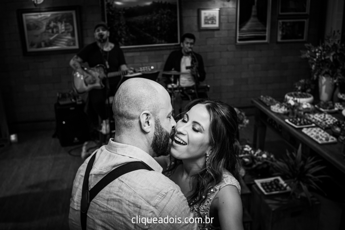 Vestido de noiva luxuoso, Infesta - La infesta 
Infesta (Buffet E Eventos)  - Tatuapé
Lugares para fazer um mini wedding em São Paulo, espaços menores e mais intimistas. Casamento sofisticado e muito elegante, fotografado por Daniel Moura e Clique a Dois.