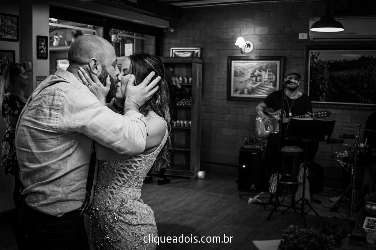 Vestido de noiva luxuoso, Infesta - La infesta 
Infesta (Buffet E Eventos)  - Tatuapé
Lugares para fazer um mini wedding em São Paulo, espaços menores e mais intimistas. Casamento sofisticado e muito elegante, fotografado por Daniel Moura e Clique a Dois.