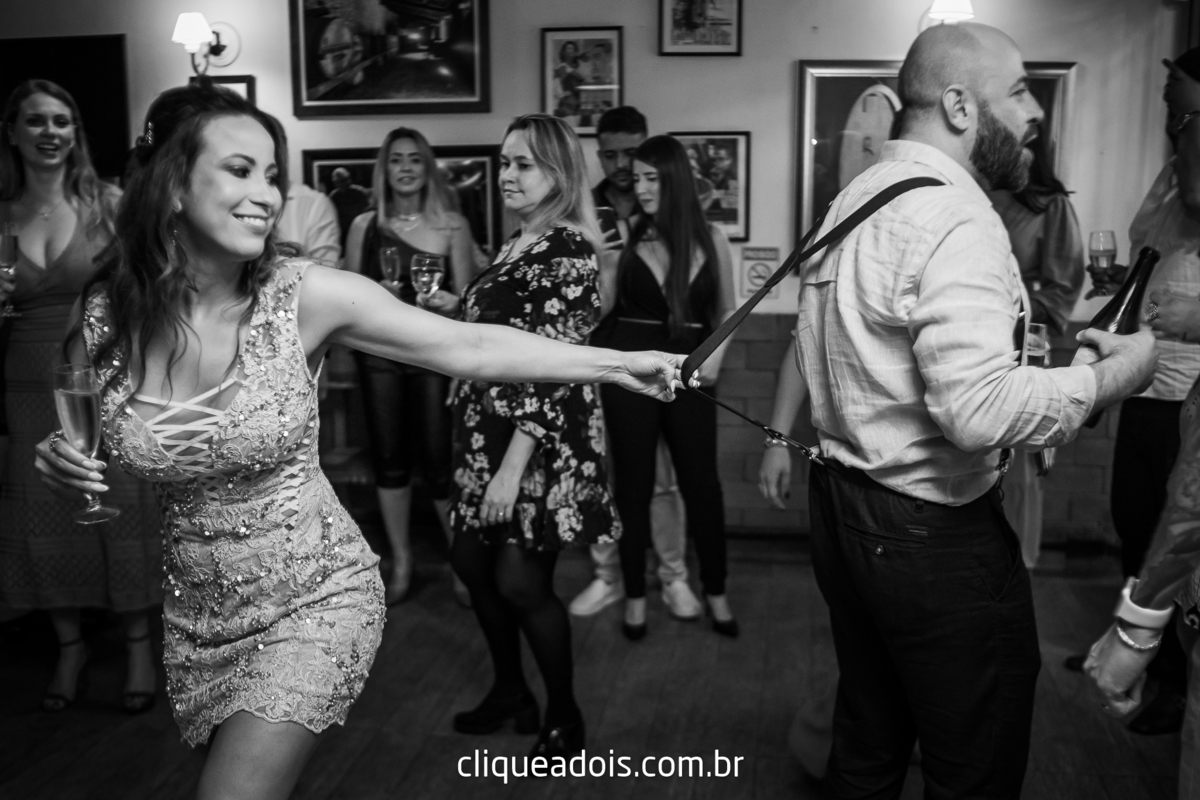 Vestido de noiva luxuoso, Infesta - La infesta 
Infesta (Buffet E Eventos)  - Tatuapé
Lugares para fazer um mini wedding em São Paulo, espaços menores e mais intimistas. Casamento sofisticado e muito elegante, fotografado por Daniel Moura e Clique a Dois.