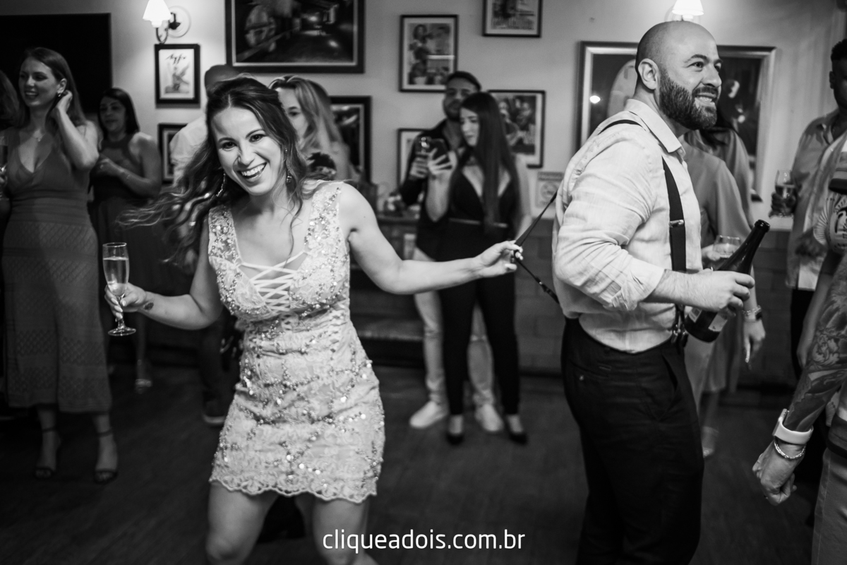 Vestido de noiva luxuoso, Infesta - La infesta 
Infesta (Buffet E Eventos)  - Tatuapé
Lugares para fazer um mini wedding em São Paulo, espaços menores e mais intimistas. Casamento sofisticado e muito elegante, fotografado por Daniel Moura e Clique a Dois.