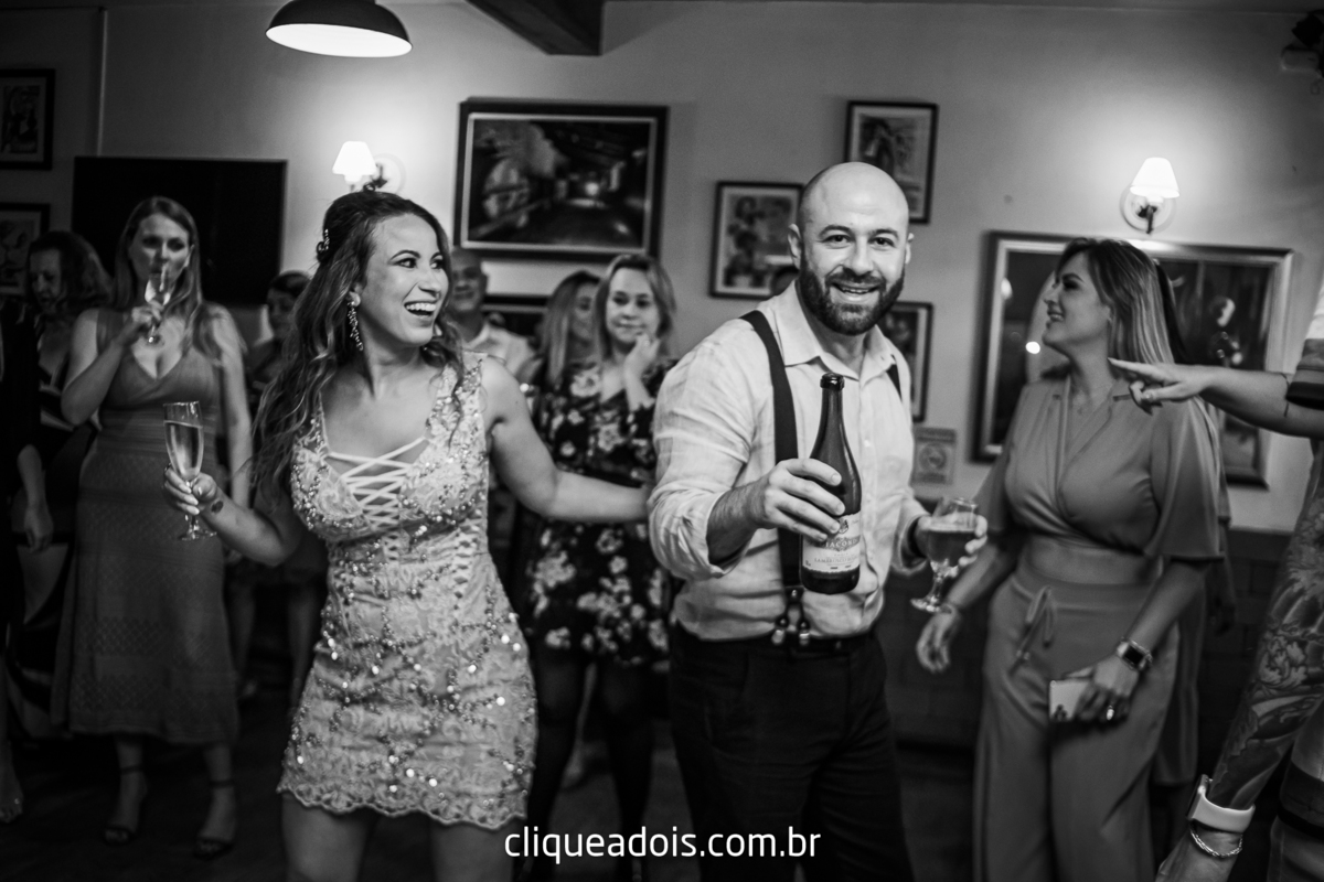 Vestido de noiva luxuoso, Infesta - La infesta 
Infesta (Buffet E Eventos)  - Tatuapé
Lugares para fazer um mini wedding em São Paulo, espaços menores e mais intimistas. Casamento sofisticado e muito elegante, fotografado por Daniel Moura e Clique a Dois.