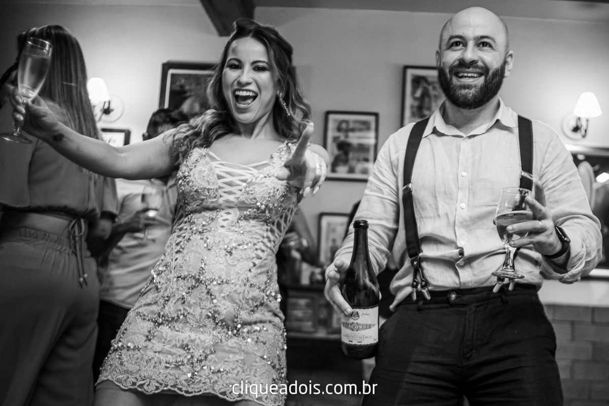Vestido de noiva luxuoso, festa dos noivos
Infesta (Buffet E Eventos)  - Tatuapé
Lugares para fazer um mini wedding em São Paulo, espaços menores e mais intimistas. Casamento sofisticado e muito elegante, fotografado por Daniel Moura e Clique a Dois.