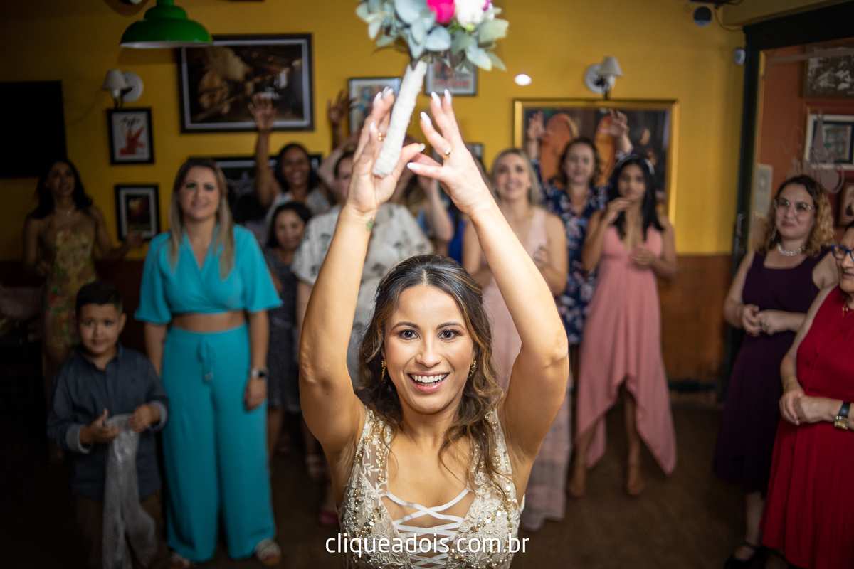 Vestido de noiva luxuoso, Infesta - La infesta 
Infesta (Buffet E Eventos)  - Tatuapé
Lugares para fazer um mini wedding em São Paulo, espaços menores e mais intimistas. a hora do buque de noiva, fotografado por Daniel Moura e Clique a Dois.