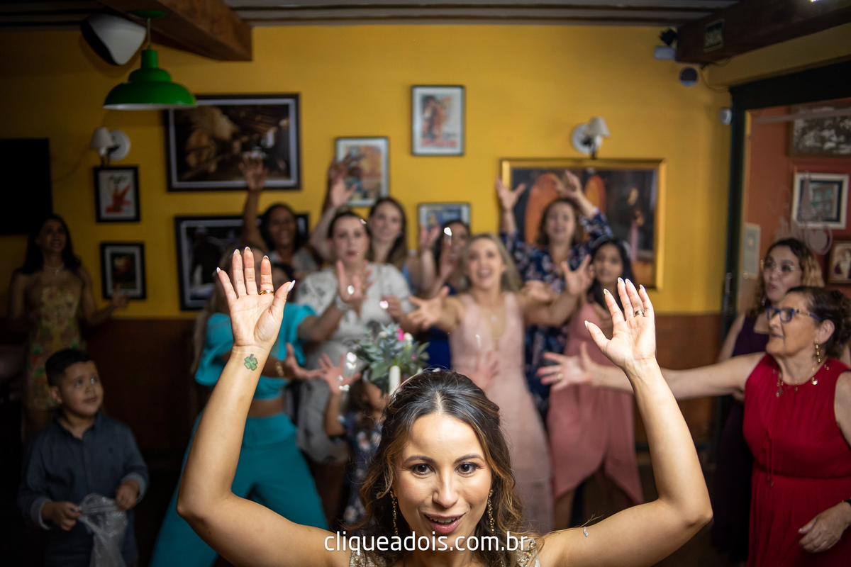 Vestido de noiva luxuoso, Infesta - La infesta 
Infesta (Buffet E Eventos)  - Tatuapé
Lugares para fazer um mini wedding em São Paulo, espaços menores e mais intimistas. hora do buque de noiva, fotografado por Daniel Moura e Clique a Dois.