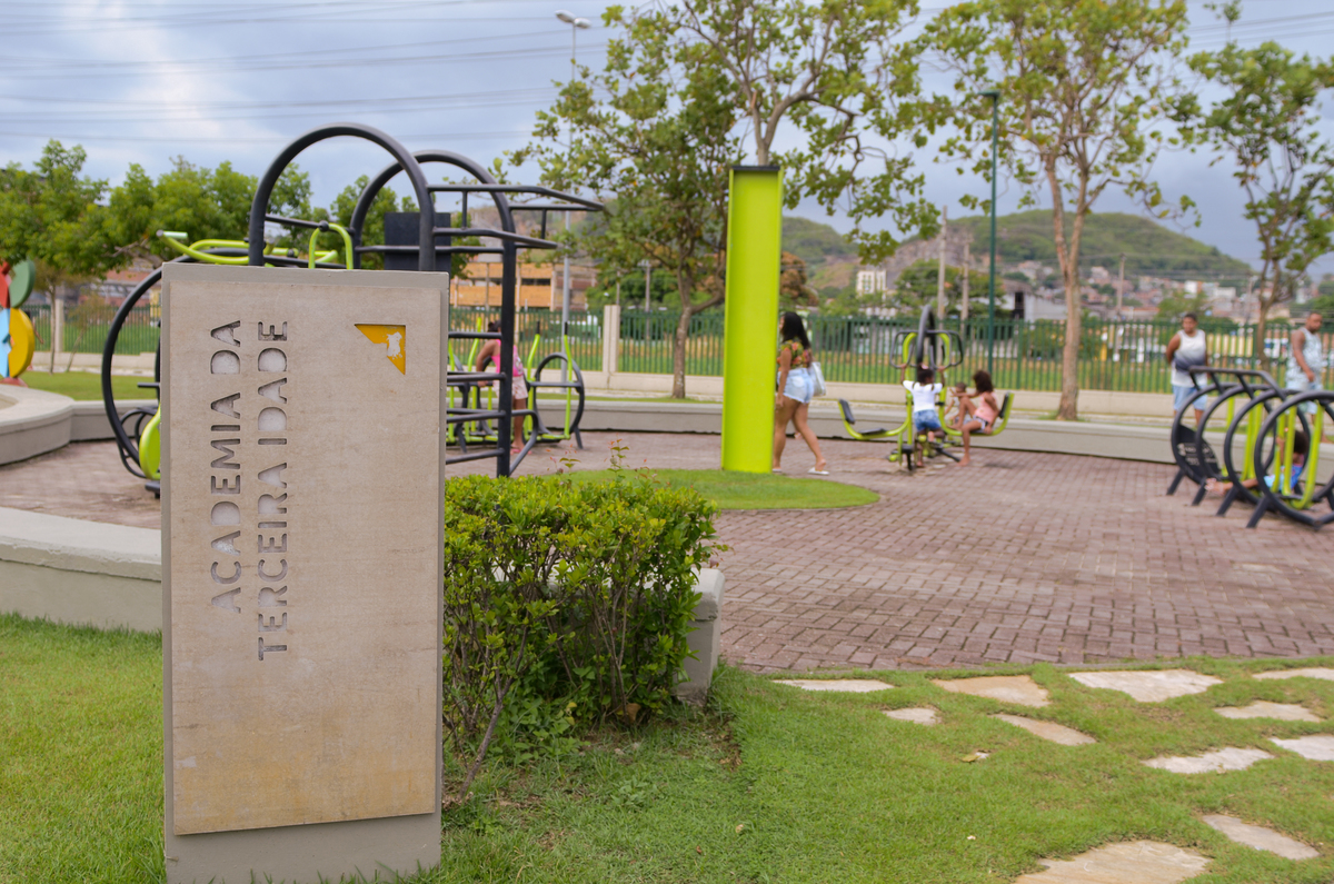 UM TOQUE NO SEU OLHAR ARIANE SCHMITZ TATIANA VIEIRA