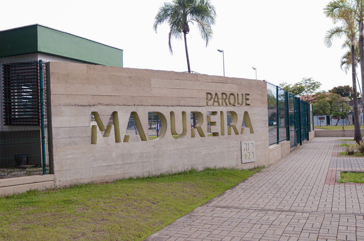 UM TOQUE NO SEU OLHAR ARIANE SCHMITZ TATIANA VIEIRA