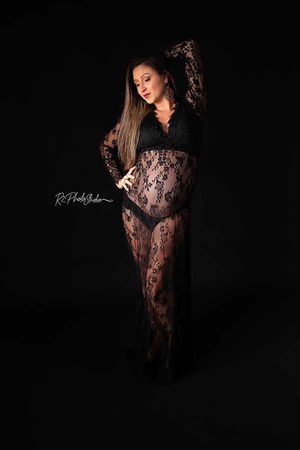 Foto de gestante de pijama de renda preto no fundo preto