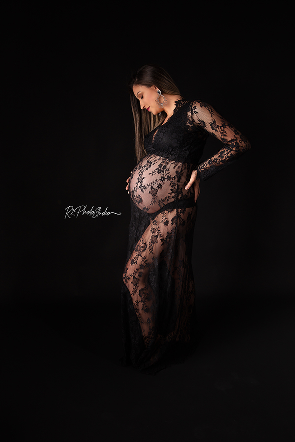 Foto de gestante de pijama de renda preto no fundo preto