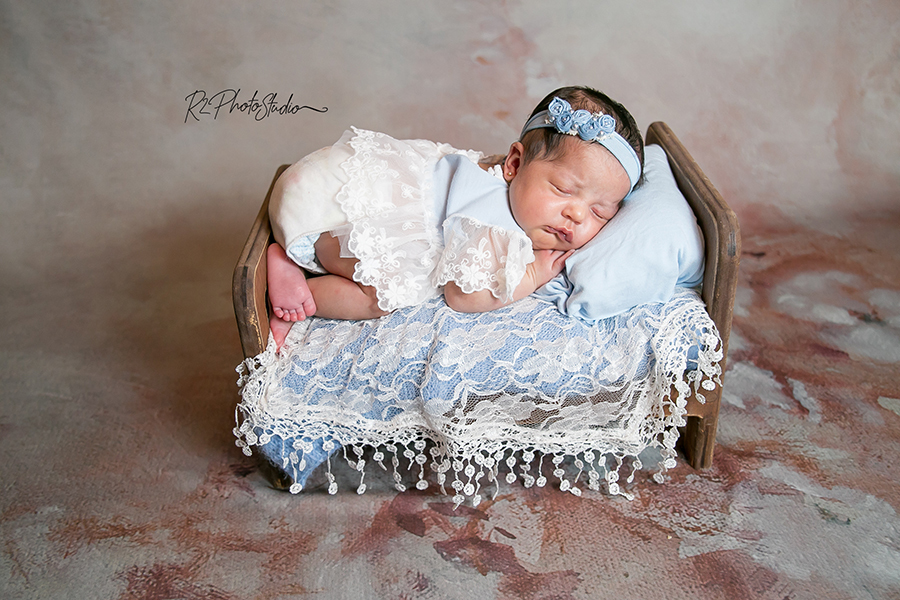 Foto de menina deita na pequena camia