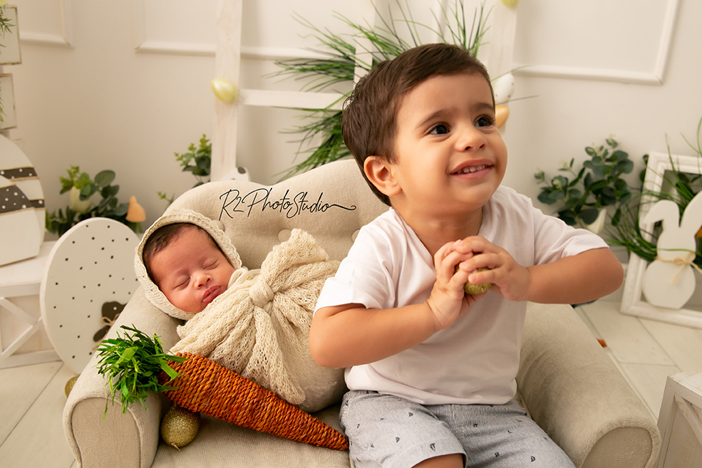 Foto de irmãos sentados em sofa infantil