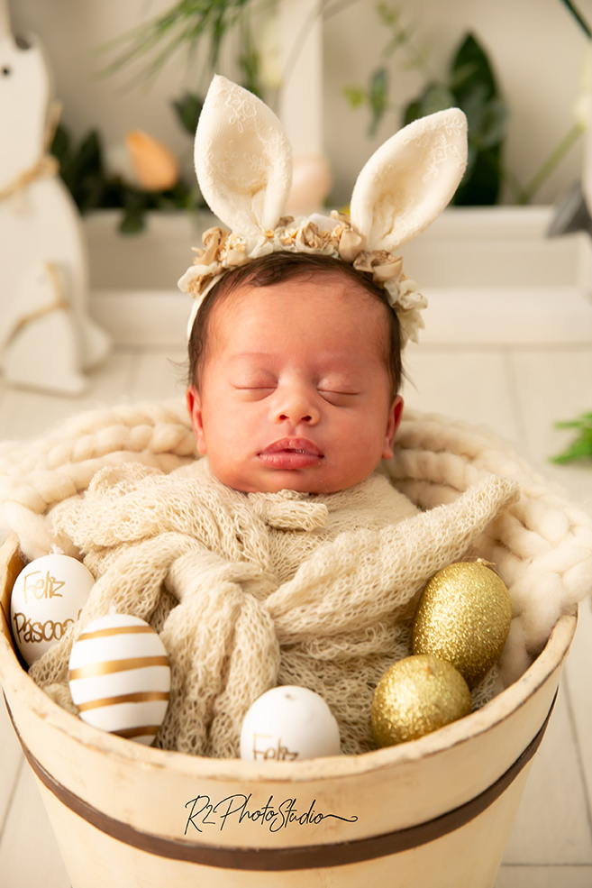 Foto de menina enrolada em wrap dentro do baldinho
