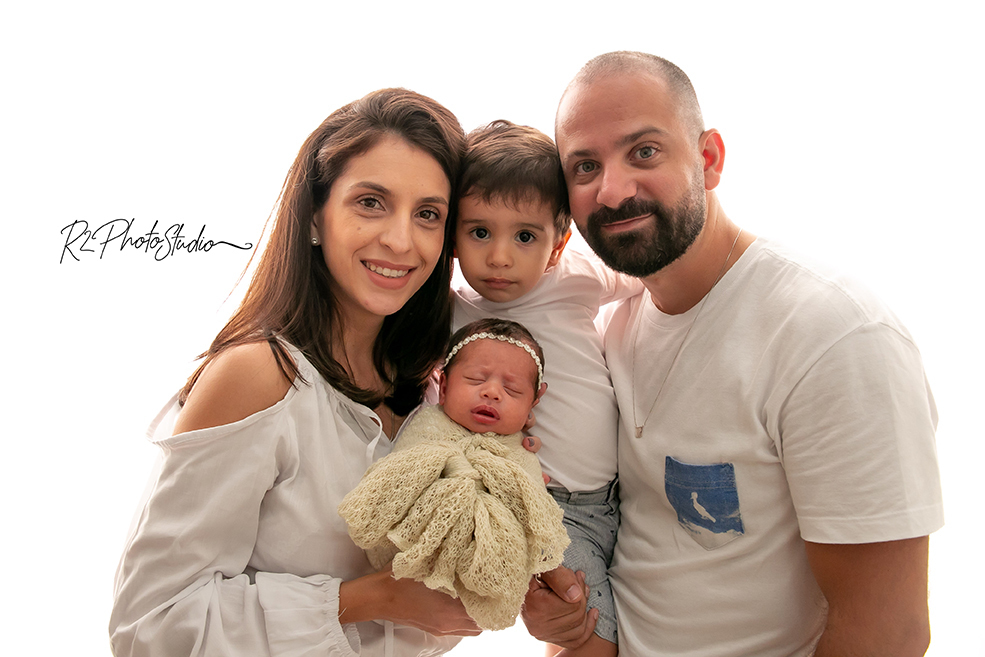 Foto de familia, pai mãe irmão e bebe menina