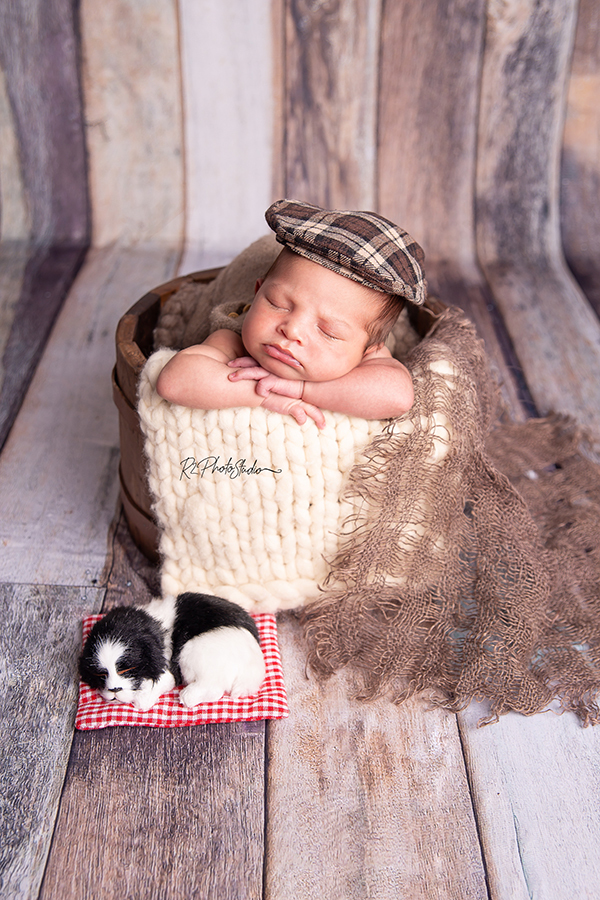 Foto de meme menino com boina xadrez no baldinho de madeira
