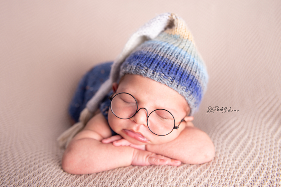 Foto de Bebe menino com roupinha Azul e gorro
