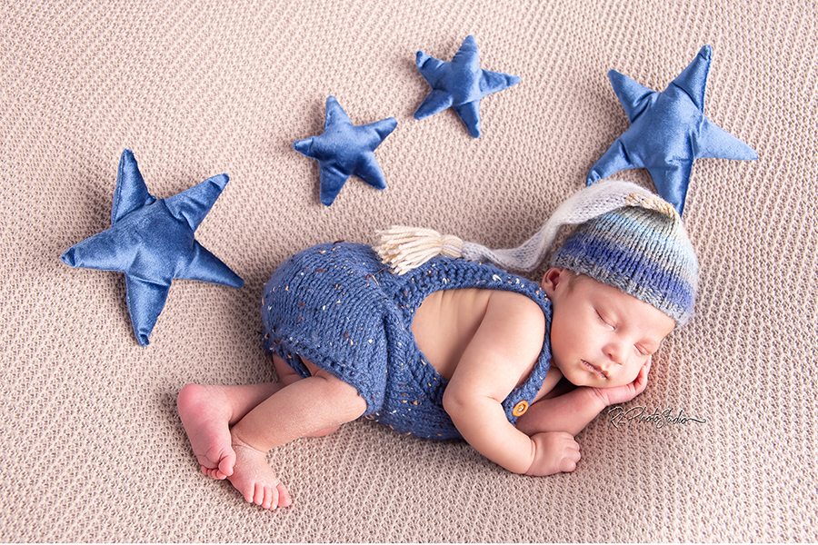 Foto de Bebe menino com roupinha Azul e gorro