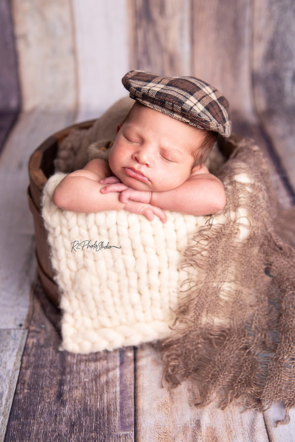 Foto de meme menino com boina xadrez no baldinho de madeira