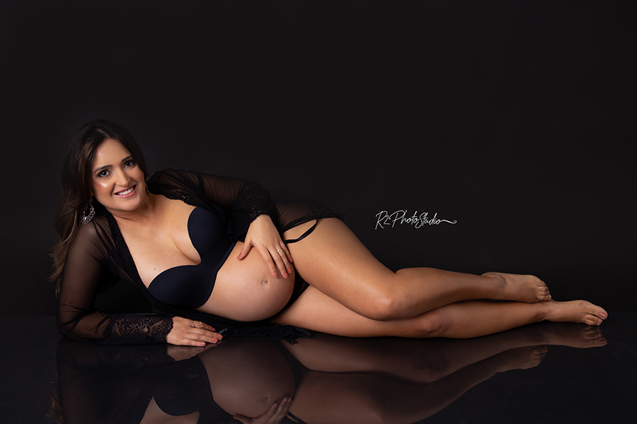 Foto de gestante com robi proto em fundo preto